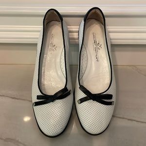 Walter Genuine white & black trim golf shoes, size 7.5